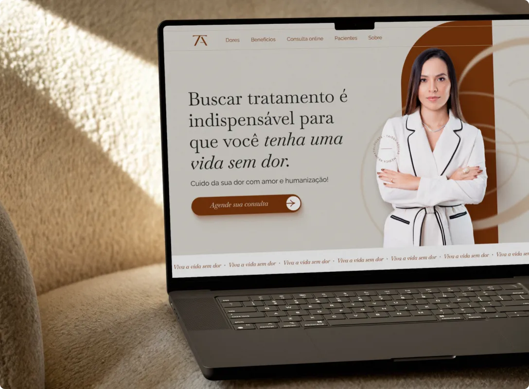 Site da Dra. Taíssa exibido em um notebook
